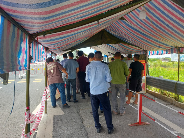 Nhiều người phải quay đầu xe vì không đem theo đủ giấy tờ cần thiết.