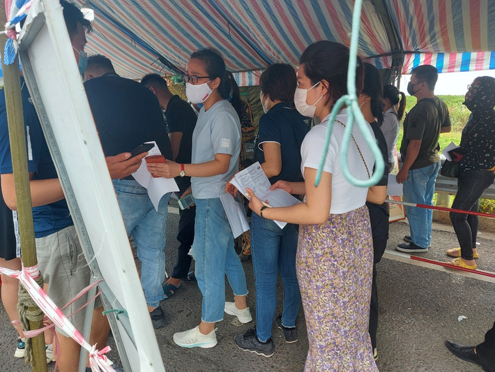 Rất đông người dân xếp hàng chờ đến lượt khai báo y tế, khoảng cách không đủ an toàn.