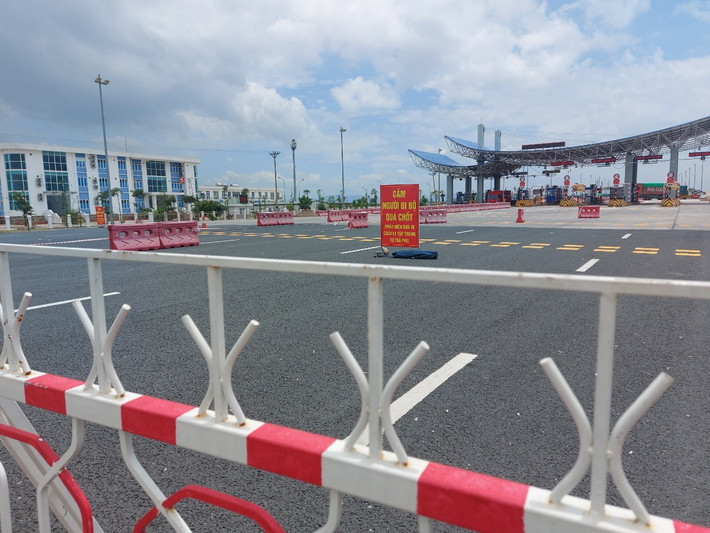 Ngay từ cuối tháng 6, tỉnh Quảng Ninh đã thực hiện một loạt các biện pháp nhằm siết chặt việc người, phương tiện tại 9 chốt kiểm soát ở các cửa ngõ ra vào tỉnh.