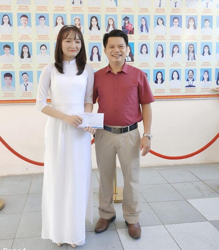 Bố mẹ Kim Anh đều là lao động tự do, làm nông nghiệp, đặc biệt từ 2 năm nay khi dịch bệnh bùng phát, đã khó khăn lại càng khó khăn hơn vì gần như không có thu nhập. Nhưng không vì thế mà em nhụt chí. Trong suốt 2 năm lớp 11, 12 gần như Kim Anh không đi học thêm, chủ yếu học ở trường và chuyển sang học online, em có tinh thần tự học rất tốt