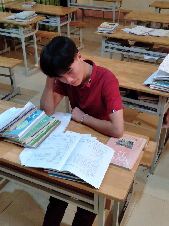 Vàng Xuân Anh là học sinh người dân tộc Mông, là con út trong gia đình 4 chị em, hoàn cảnh gia đình khó khăn, lại học tập tại ngôi trường THPT khó khăn nhất tỉnh. Cậu học trò người Mông có ước mơ trở thành thầy giáo và đã đăng ký thi tuyển sinh đại học ngành Giáo dục.