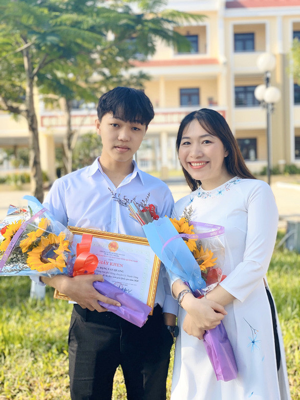 Học trò nghèo ở xứ Quảng đạt điểm 10 môn văn: Cậu học trò nghèo Đặng Văn Quang ở xã Duy Vinh, huyện Duy Xuyên, tỉnh Quảng Nam, học sinh chuyên Văn, Trường THPT chuyên Lê Thánh Tông, TP.Hội An, đã xuất sắc giành điểm 10 môn Ngữ văn Kỳ thi tốt nghiệp THPT năm 2021.