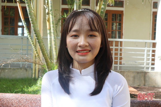 Nữ thủ khoa 3 điểm 10 khối B Hà Tĩnh: Trong đợt thi này, thí sinh Võ Thị Kim Anh, học sinh lớp 12A1 chuyên Toán, THPT chuyên Hà Tĩnh xuất sắc trở thành thủ khoa khối B (Toán, Hóa, Sinh) với mức điểm tuyệt đối 30/30. Cả 3 môn Toán, Hóa, Sinh, Kim Anh đều đạt tối đa 10 điểm. (Ảnh: Báo Hà tĩnh)