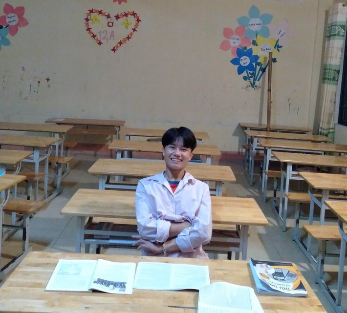 Nam sinh người Mông đạt điểm 10 môn Địa lý: Vàng Xuân Anh, lớp 12A2, Trường THPT số 3 Mường Khương, nhà ở thôn Ma Cái Thàng, xã La Pan Tẩn, huyện Mường Khương. Tổng điểm thi khối C của em là 26,25 điểm.