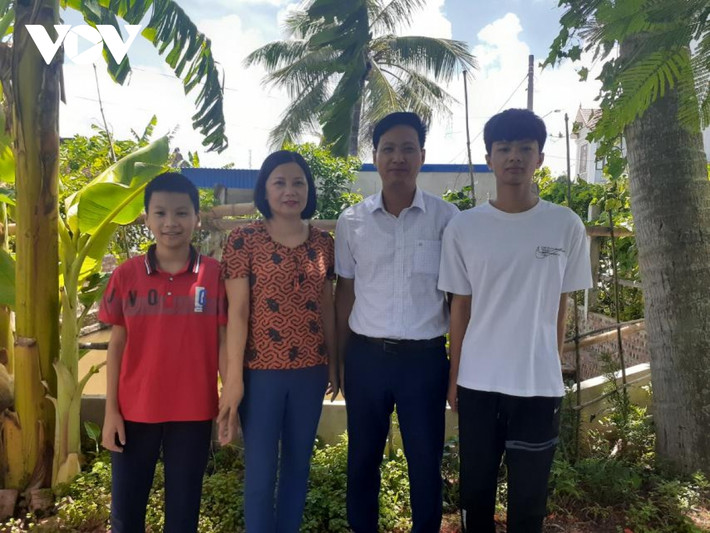 Nhà Sơn ở xã Vinh Quang, mảnh đất giáp biển, tận cùng của huyện Tiên Lãng, một huyện thuần nông, khó khăn nhất nhì của thành phố Hải Phòng. 12 năm theo học "trường làng", Sơn tự học là chính, không tham gia các lò luyện thi mà chỉ học trên lớp và ôn thi theo chương trình của nhà trường.