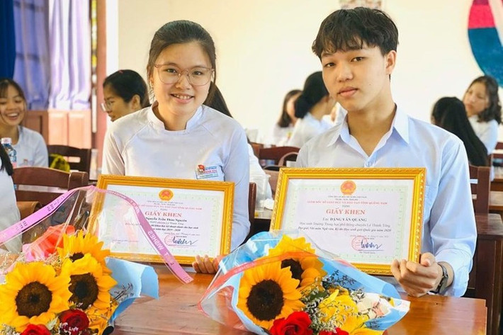 Hoàn cảnh của gia đình Quang thuộc diện khó khăn. Cha em bị hen suyễn, mẹ bị chứng rối loạn tiền đình hành hạ khiến sức khỏe giảm sút.Chia sẻ về nguyện vọng của mình, Quang cho biết: "Mong muốn lớn nhất của em bây giờ là các nhà tài trợ, quỹ tài trợ có thể hỗ trợ em 1 phần nào học phí, chi phí sinh hoạt khi em ra thành phố học...” (Ảnh: Lao động)