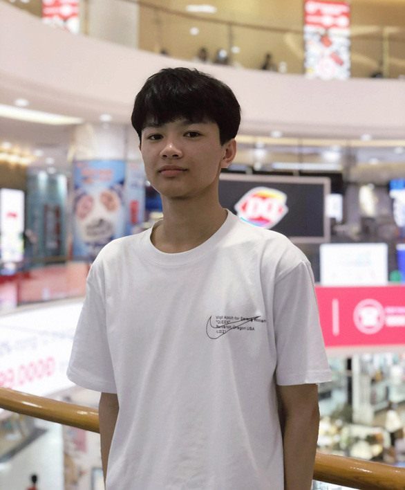 Nam sinh “trường làng” trở thành thủ khoa toàn quốc khối A: Trong kỳ thi tốt nghiệp THPT vừa qua, Trần Cao Sơn, học sinh lớp 12A1, trường THPT Hùng Thắng, huyện Tiên Lãng, TP Hải Phòng đạt 29,55 điểm, một số điểm gần như tuyệt đối.