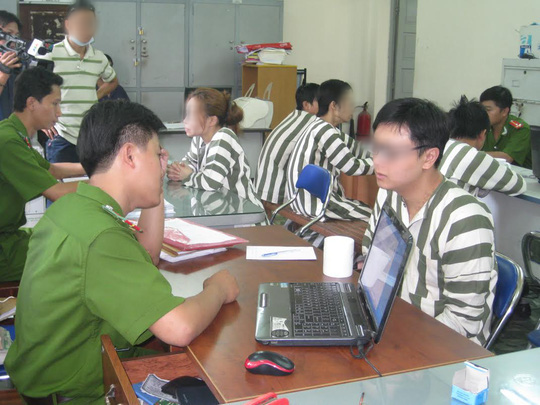 Mất 1,2 tỷ vì nhập vào link zalo: Ngày 2/10/2020, N.V.Thắng nhắn tin qua Zalo xin thuê nhà và dụ bà Đ., click vào đường link lạ... để nhận tiền. Bà D., nhấp vào đường link thì 1,2 tỷ đồng tiết kiệm bị rút sạch. Tháng 3/2021, Thắng bị CATP HCM khởi tố. (Ảnh: NLĐ)