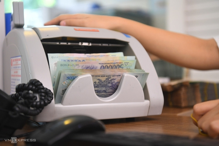 Cú nhấp chuột bốc hơi 848 triệu: Ngày 21/3/2020 bà Hoa (ngụ quận 7, TP HCM) có nhận được tin nhắn đề nghị thuê nhà 6 tháng từ một tài khoản trên mạng xã hội. Và cũng với chiêu gửi tiền cọc qua tài khoản và chỉ một lần nhấn vào đường link lạ, bà Hoa đã mất luôn 848 triệu. (Ảnh minh họa)
