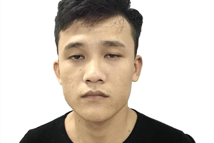 Bán tranh online, mất 300 triệu: Ngày 22/7/2021, công an quận Đống Đa (HN) đã khởi tố bị can Võ Văn Huy (22 tuổi,tỉnh Quảng Trị) về tội "chiếm đoạt tài sản". Trước đó, tháng 6/2021, Huy giả mua tranh của bà T., hứa trả tiền qua TK ngân hàng. Nhập xong thông tin tài khoản và mật khẩu vào đường link Huy yêu cầu, sau đó bà T., phát hiện bị mất 300 triệu đồng trong tài khoản.