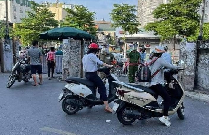 Một số người sống trong khu phong tỏa khá bất ngờ khi đi ra ngoài vào buổi sáng và trở về thì phát hiện nơi mình sống bị phong tỏa, cách ly. (Ảnh: CTV)
