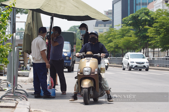 Thời gian qua, phường Chương Dương đã phát hiện 17 trường hợp F0. Những ca bệnh này đều đã được đưa đi điều trị, công tác truy vết cũng đã được tiến hành nhanh chóng. (Ảnh: Dân Việt) .