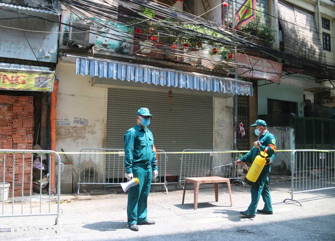 Trước đó, ngày 30/7, trên địa bàn phường Chương Dương ghi nhận thêm 1 trường hợp nhiễm SARS-CoV-2, có nhà tại phố Bạch Đằng, là đội viên đội tự quản trật tự đô thị phường. (Ảnh: Dân Trí)