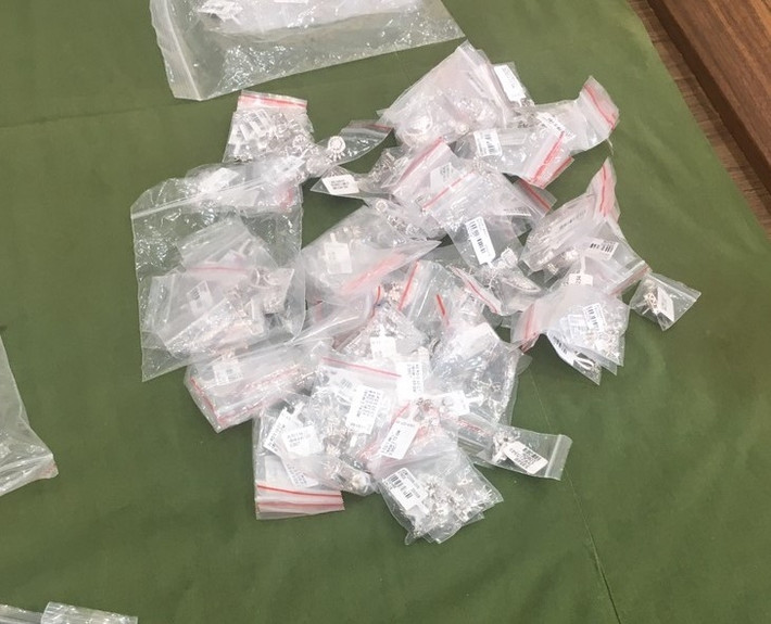 Qua kiểm đếm chi tiết, tang vật thu giữ gồm: 481 sản phẩm trang sức (vòng, nhẫn, dây chuyền, hoa tai, mặt dây chuyền); 406 viên và 1.354 mảnh nhỏ (kim cương). (Ảnh: Hải quan HP)