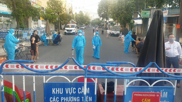 Phú Yên: Tỉnh Phú Yên tổ chức đón các công dân trở về tỉnh ở hai địa điểm Nhà thi đấu Lê Trung Kiên và Nhà Văn hóa Liên đoàn Lao động tỉnh Phú Yên. Tại đây, các công dân được lấy mẫu xét nghiệm PCR nếu kết quả xét nghiệm âm tính sẽ được tiếp tục đưa về cách ly tại nhà. Phú Yên sẽ đón công dân trở về từ vùng dịch bằng các phương tiện máy bay, tàu lửa và xe ô tô.