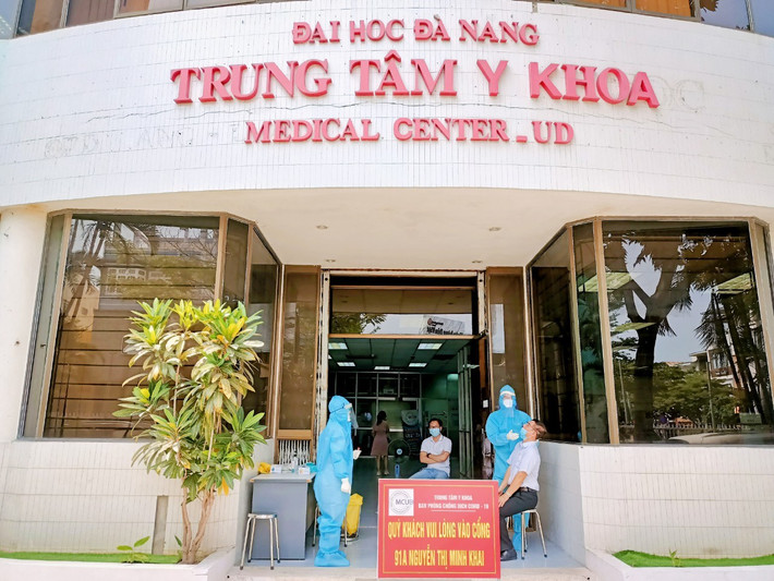 Đà Nẵng: Người lao động từ TP HCM đăng ký về Đà Nẵng sẽ được tặng lộ phí 500.000 đồng/người, được hỗ trợ xe, chi phí xét nghiệm và chăm sóc y tế. Trước khi lên xe về Đà Nẵng, người dân phải có kết quả xét nghiệm âm tính với SARS-CoV-2. Đồng thời, cam kết thực hiện cách ly y tế tập trung 21 ngày tại Đà Nẵng.