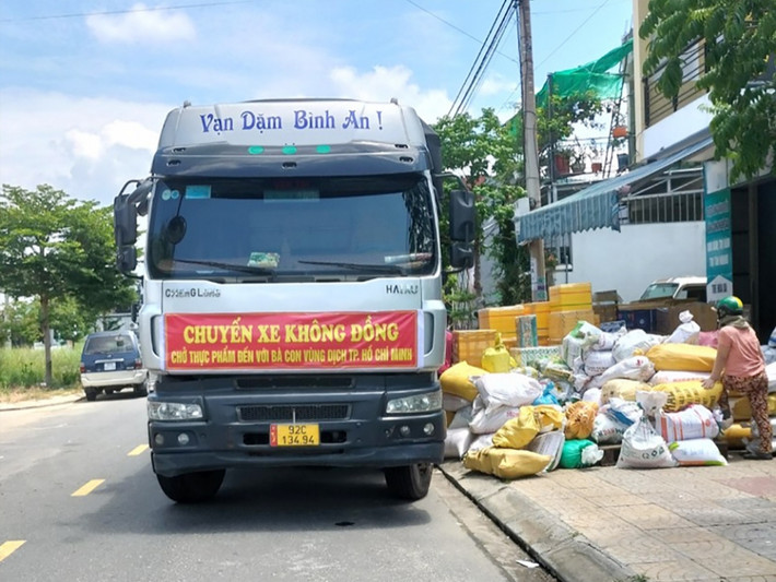 Quảng Nam: Phó Chủ tịch UBND tỉnh Trần Văn Tân yêu cầu Tam Kỳ, Quế Sơn, Nông Sơn chuẩn bị đầy đủ các điều kiện cần thiết, từ khu cách ly tập trung cho đến nhân lực đón người về. Chuẩn bị các chuyến xe đón bà con về quê. Khi xe về đến địa phương thì đề nghị đi thẳng vào khu cách ly. Đối với hoàn cảnh khó khăn về quê lần này, Quảng Nam sẽ hỗ trợ chi phí tiền ăn hằng ngày tại khu cách ly.