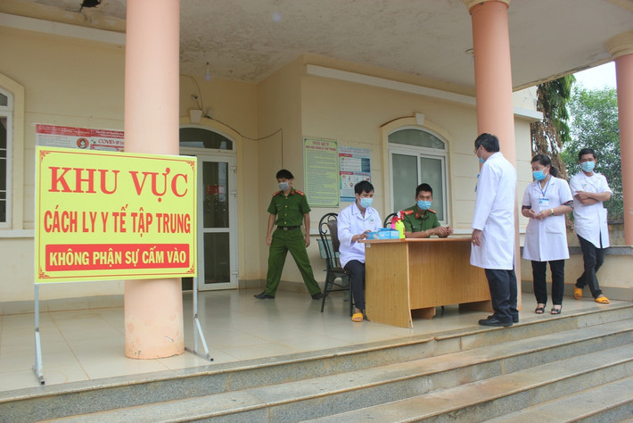 Đắk Nông: Người dân về từ vùng có dịch, khi qua chốt Cai Chanh (huyện Đắk R’lấp), được kiểm tra thân nhiệt, khai báo y tế và giấy xét nghiệm test nhanh SARS-CoV-2. Người dân có hộ khẩu thường trú tại Đắk Nông về từ TP.HCM và các tỉnh có dịch, sẽ được CDC lấy mẫu xét nghiệm rRT-PCT. Người có kết quả âm tính về nhà cách ly thêm 14 ngày.