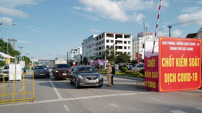 Bắc Giang: Yêu cầu tất cả những người từ TP Hà Nội và các tỉnh, TP có dịch đến/về địa phương phải khai báo y tế, cách ly tại nhà 14 ngày, lấy mẫu xét nghiệm (có thu phí) theo quy định. Trường hợp có yếu tố dịch tễ phải thực hiện cách ly tập trung tự trả chi phí 21 ngày.