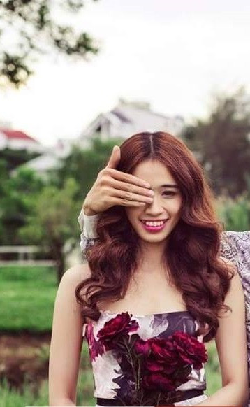 Cô còn có hàm răng quá khổ hơi chìa ra ngoài và gương mặt dài chứ không thon gọn mảnh mai với nụ cười tươi tắn. Ảnh: FB Hongshowbiz.
