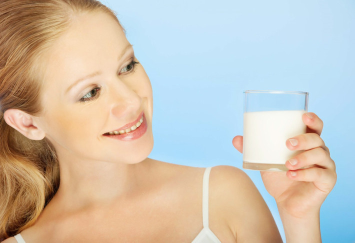Sữa tươi chứa hàm lượng cao vitamins A, D, E nên có tác dụng làm sạch da rất hiệu quả. Đây có thể coi là chất làm sạch tự nhiên giúp làn da mềm mịn nhất. Bên cạnh đó, trong sữa tươi còn có chứa axit-lactic, một loại chất làm sạch da tự nhiên. (Nguồn Thammyhongngoc)