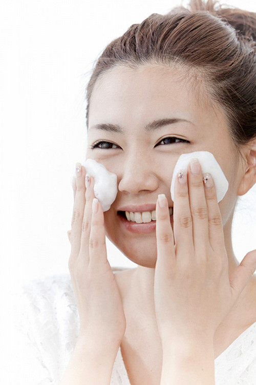 Lớp son phấn không những được tẩy sạch mà làn da bạn cũng sẽ mềm mịn hơn rất nhiều. (Nguồn Eva)