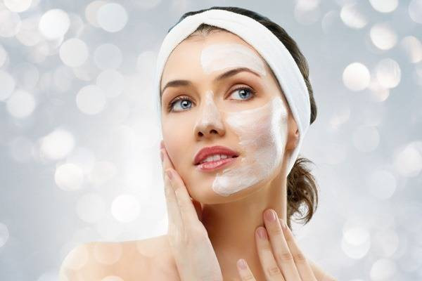 Với hàm lượng vitamin dồi dào, sữa tươi được coi là một loại kem dưỡng da ban đêm tuyệt vời. Bạn có thể trộn sữa với một ít muối rồi thoa lên mặt trước khi đi ngủ và rửa mặt lại với nước ấm vào sáng hôm sau sẽ giúp làn da luôn mềm và tươi sáng. (Nguồn Yeutre)
