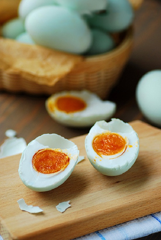 Ăn nhiều trứng muối có nguy cơ nhiễm độc chì cao. Nếu hàm lượng chì thẩm thấu vào cơ thể vượt quá hàm lượng cho phép sẽ gây nên các hiện tượng như đau đầu, mất ngủ, giảm trí nhớ, ảnh hưởng tới gan, thận…(Nguồn Toinayangi)