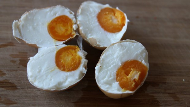 Bên cạnh đó, ăn nhiều trứng muối khiến lượng muối đưa quá nhiều vào cơ thể, gây mất cân bằng điện giải, có thể làm cho cơ thể bị “khát” dẫn đến hiện tượng mệt mỏi, khó tiêu. (Nguồn Wp)
