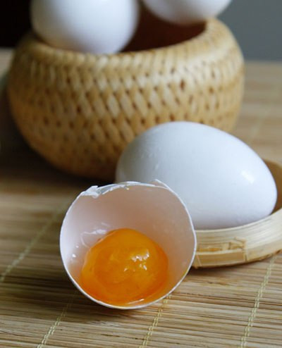 Lý do là vì trong quá trình chế biến, trứng muối có sử dụng xút, vôi muối, chì ôxy hóa để ủ trứng nên không có lợi cho sức khỏe người sử dụng. (Nguồn Beemart)