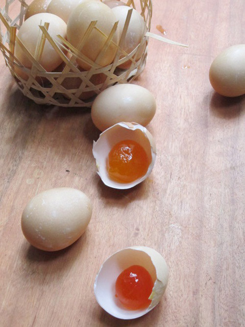 Ngoài ra, trứng muối còn chứa nhiều cholesterol nên những người béo phì, người bị tăng huyết áp, mỡ máu cao, tiểu đường cũng nên hạn chế món này. (Nguồn giadinh)