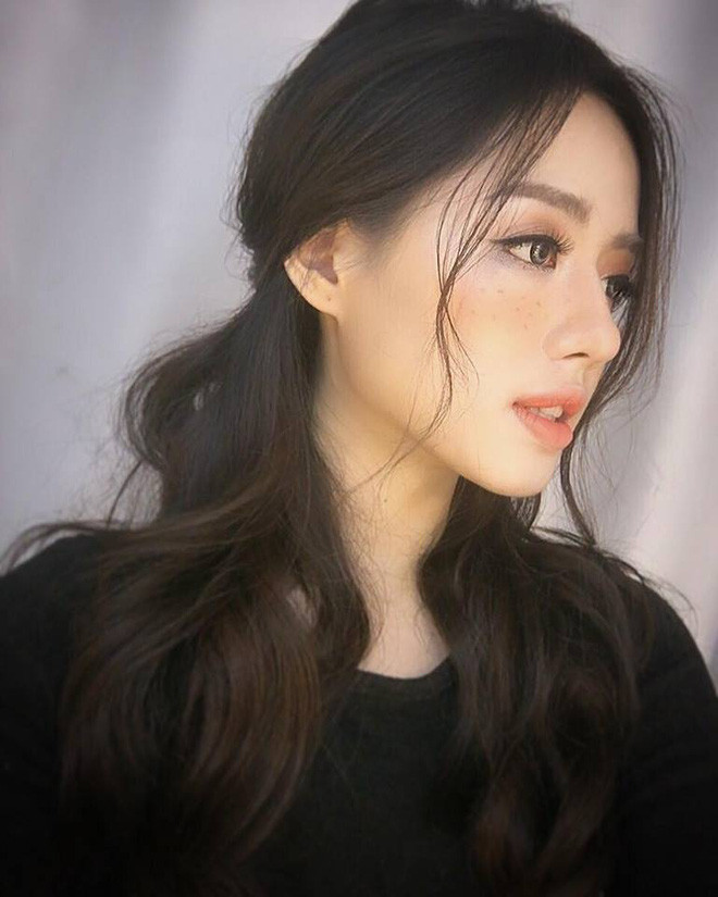 Cô gái còn mạnh dạn bày tỏ quan điểm của mình, rằng cô không đi thi hoa hậu và cuộc thi The Face cũng không cấm thí sinh thẩm mỹ tham gia. Chính vì thế cô không cần giấu giếm và còn rất vui vì có diện mạo mới đẹp như hiện nay. Ảnh: FB Khánh Linh.