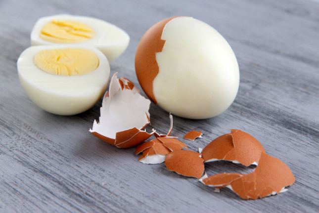 Trứng luộc chứa hàm lượng lớn carbohydrates và protein - hai loại chất mang đến cho bé một giấc ngủ ngon và sâu. Ngoài ra, axit amin trong trứng có thể kích thích các nơ-ron thần kinh sản xuất ra orexins giúp tạo ra một giấc ngủ sâu. (Nguồn Ngaynay)
