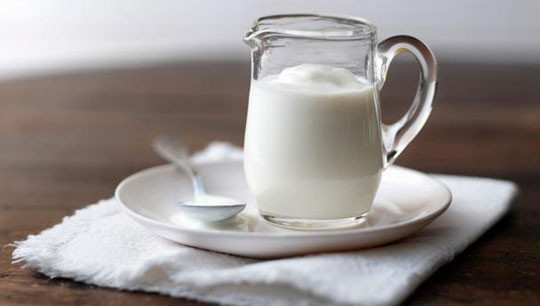 Sữa có chứa rất nhiều vitamin và khoáng chất, đặc biệt là tryptophan giúp cho bé có cảm giác buồn ngủ, giúp bé ngủ ngon và sâu hơn. Đồng thời, canxi trong sữa giúp đẩy mạnh sự sản xuất mentonin – một chất giúp não bộ giảm căng thẳng hiệu quả và ổn định trí não để bé dễ dàng đi vào giấc ngủ. (Nguồn Phunutoday).