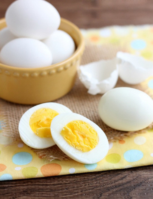 Nhiều người cho rằng cho trẻ ăn trứng luộc buổi có thể gây đầy bụng, khó tiêu ở trẻ, dẫn đến việc trẻ khó ngủ vào ban đêm. Tuy nhiên, trên thực tế, ăn một quả trứng luộc sẽ góp phần giúp bé ngủ ngon hơn. (Nguồn Eva)