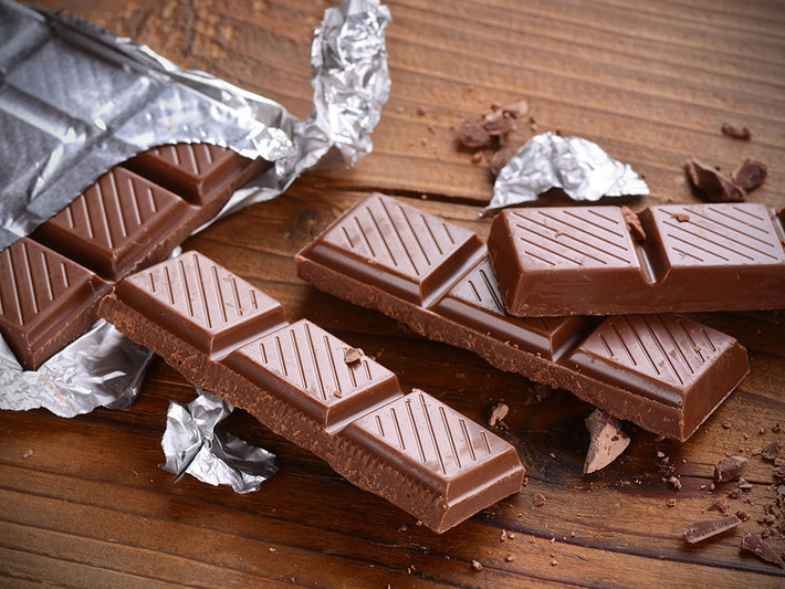 Chocolate là món ăn vặt được nhiều người yêu thích. Tuy nhiên, trong chocolate chứa nhiều chất kích thích có thể khiến cho các cơn đau dạ dày trở nên trầm trọng hơn. (Nguồn Britannica)