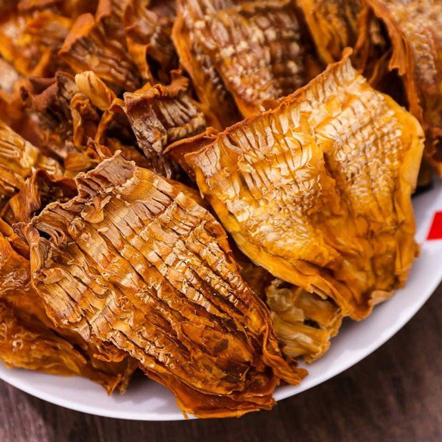 Để nhận diện măng khô sấy lưu huỳnh, bạn có thể đưa măng khô lên mũi ngửi là phát hiện được ngay. Nếu sấy lưu huỳnh, măng sẽ có mùi nồng nặc, rất khó chịu. Ảnh: eva.