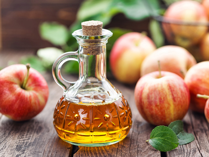 Giấm táo có đặc tính kháng khuẩn, do đó cũng có thể giúp làm trắng răng của bạn. Ảnh: healthline.