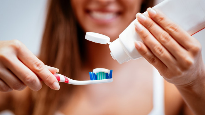 Cuối cùng, việc đơn giản mà chúng ta vẫn làm hàng ngày, đó chính là đánh răng ngay sau khi ăn cũng có thể giúp ngăn ngừa những mảng bám trên răng, chống hôi miệng. Ảnh: bustle.