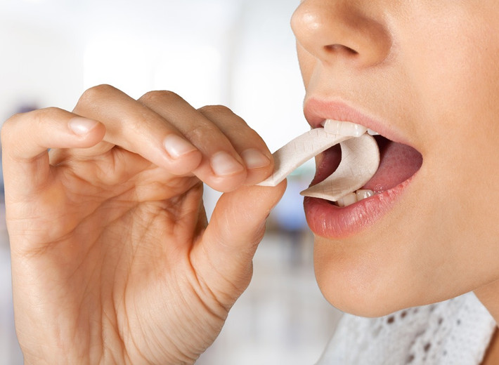 Một cách đơn giản khác để bạn có hơi thở thơm mát tức thì chính là nhai kẹo cao su không đường có chứa xylitol. Ảnh: eatthis.