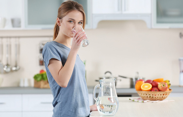 Bên cạnh đó, bạn hãy uống đủ nước bởi mất nước làm giảm sản xuất nước bọt - một chất tiết có đặc tính kháng khuẩn và kháng nấm giữ cho miệng của bạn khỏe mạnh và hơi thở của bạn có mùi thơm. Ảnh: mediacdn.