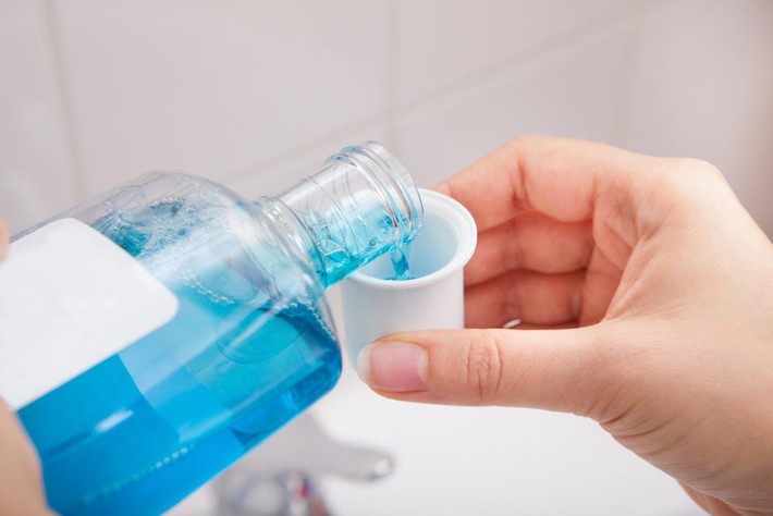Bạn cũng nên sử dụng nước súc miệng để tiêu diệt vi khuẩn kỵ khí một cách nhanh chóng ngay cả ở những nơi khó tiếp cận như amidan của bạn. Ảnh: medicalnewstoday.
