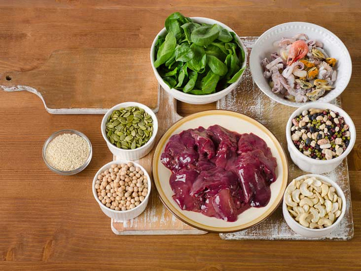 Bước 3: Bạn hãy ăn những thực phẩm chứa sắt, protein và carbohydrate phức hợp cho bữa trưa. Ảnh: healthline.