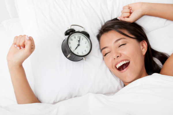 Khi đi du lịch ngày hè, có thể là sẽ khó khăn khi phải ngủ tại một nơi xa lạ nhưng bạn hãy cố gắng ngủ đủ giấc. Ngủ nhiều chính là một trong những cách tự nhiên dễ dàng nhất để giữ cho làn da của bạn khỏe mạnh và sáng mịn. Ảnh: wordpress.