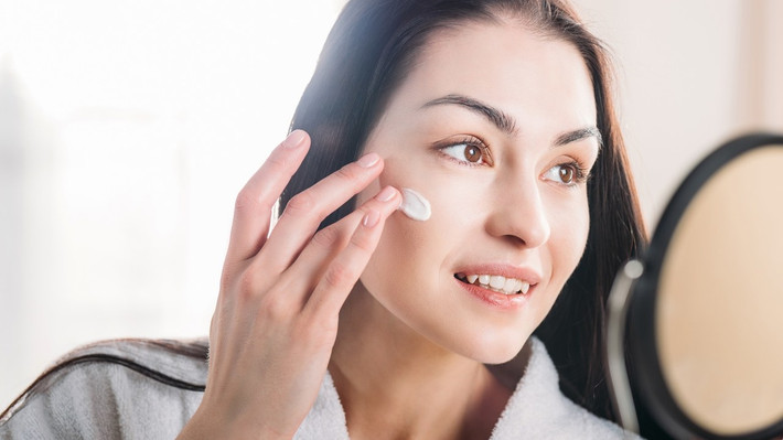 Trang điểm giúp bạn trông xinh xắn và hấp dẫn hơn. Tuy nhiên, nhiều sản phẩm trang điểm hiện nay mặc dù có ưu điểm lâu trôi nhưng lại có thể làm tắc nghẽn lỗ chân lông, khiến làn da của bạn “ngộp thở”. Ảnh: allure.