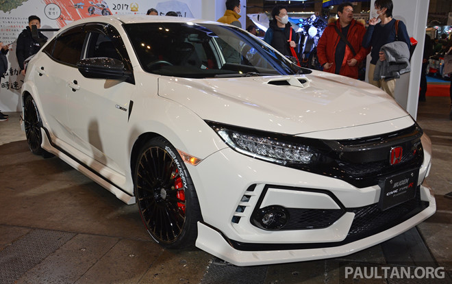 Honda Civic Type R từng xuất hiện ở Triển lãm ôtô Việt Nam 2018 diễn ra vào tháng 10 năm ngoái và thu hút nhiều sự quan tâm. Tại Mỹ, mẫu xe này có giá 35.700 USD, cao hơn bản 2018 vì được nâng cấp nội thất và có thêm màu mới.