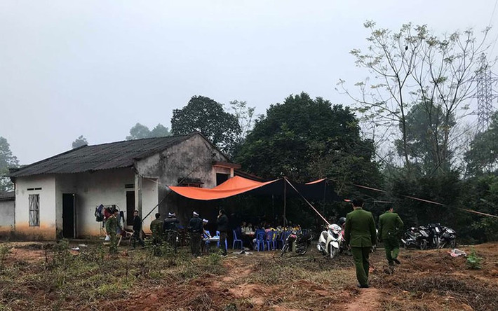 Thông tin trên báo điện tử Tổ quốc dẫn lời công an tỉnh Phú Thọ cho biết, bước đầu đã xác định chủ nhân của chiếc áo này là ông Nguyễn H, trú xã Quảng Nạp, huyện Thanh Ba. Cũng trong sáng 24/1, người dân phát hiện ông H đã chết trong tư thế treo cổ ở phía sau nhà ông này. Trong ảnh: Gia đình ông Nguyễn H tổ chức tang lễ cho ông này. (Ảnh: Tổ quốc)