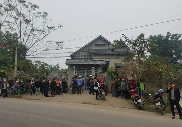Bà H. là giáo viên một trường ở xã Võ Lao. Gia đình cô giáo chỉ có 2 mẹ con. Hiện cơ quan chức năng đang tiếp tục điều tra nguyên nhân dẫn đến vụ việc đau lòng này. Trong ảnh: Ngôi nhà nơi người dân phát hiện hai mẹ con tử vong. (Ảnh: Tuổi Trẻ).