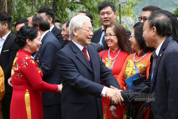 Tổng bí thư, Chủ tịch nước và phu nhân cùng đoàn vào đền Ngọc Sơn dâng hương.