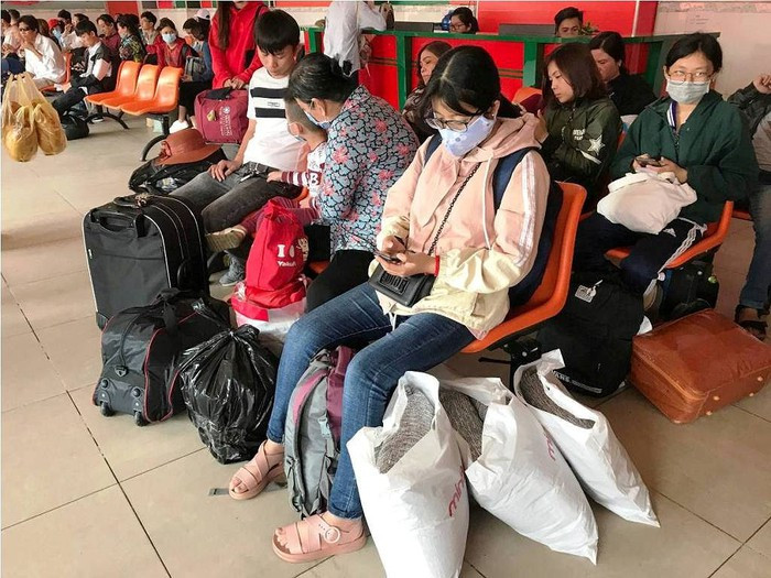Do lượng người rời TPHCM về quê đông khiến các tuyến đường thường xuyên kẹt xe, nhiều người phải đến bến xe sớm tránh trễ chuyến phải ngồi, nằm vật vờ ở ghế chờ.